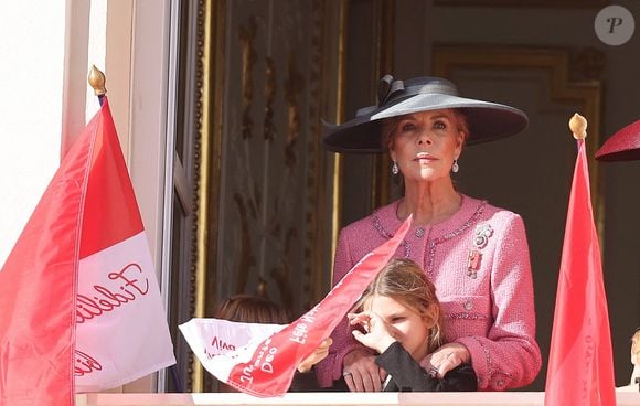 La princesse Caroline de Hanovre, India Casiraghi - La famille princière au balcon du palais lors de la Fête Nationale de la principauté de Monaco le 19 novembre 2022.

© Dominique Jacovides / Bruno Bebert / Bestimage