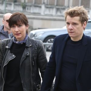 Bénabar et sa femme Stéphanie Nicolini lors des obsèques de Véronique Colucci au cimetière communal de Montrouge, le 12 avril 2018.

© Bestimage