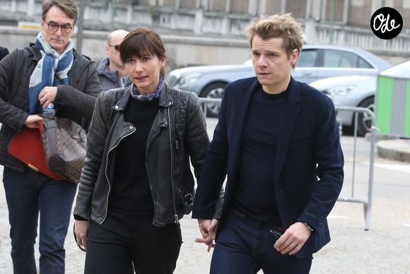 Bénabar et sa femme Stéphanie Nicolini lors des obsèques de Véronique Colucci au cimetière communal de Montrouge, le 12 avril 2018.

© Bestimage