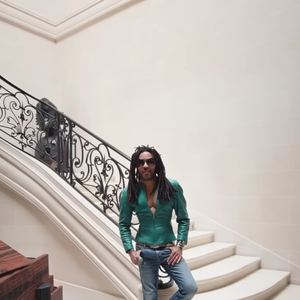Lenny Kravitz est un véritable francophile et est amoureux de la France depuis des années. 

La magnifique maison de Lenny Kravitz à Paris filmée par "Architectural Digest".