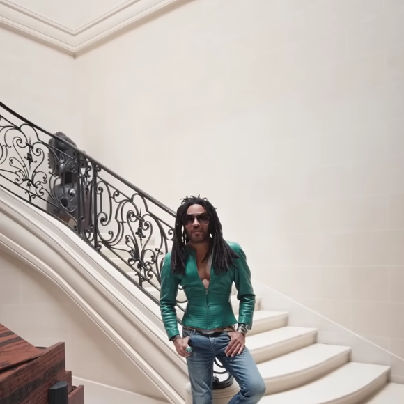 Lenny Kravitz est un véritable francophile et est amoureux de la France depuis des années. 

La magnifique maison de Lenny Kravitz à Paris filmée par "Architectural Digest".