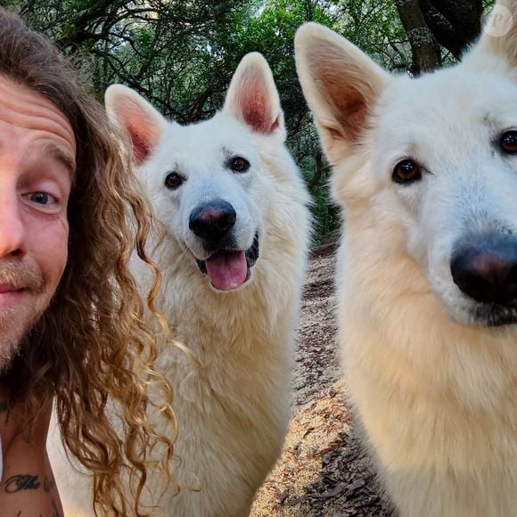 Le chien se révèle aussi être un excellent partenaire éducatif pour faciliter l'apprentissage de la lecture sans jugement.

Julien Doré prend la pose avec ses chiens.