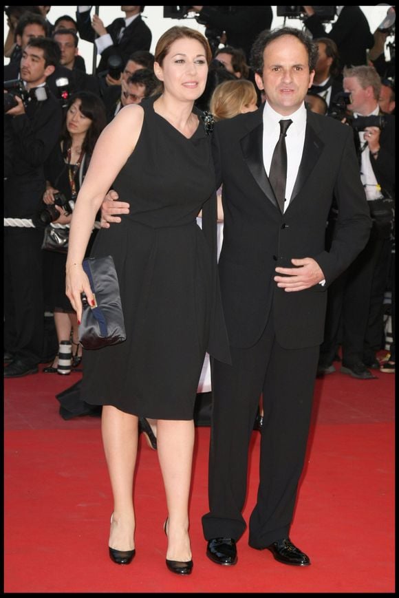 Et quand nos confrères de "Paris Match" lui ont montré une photo de sa mère au même événement 16 ans plus tôt, 

Lionel Abelanski et Valérie Benguigui - Montée des marches du film "Étreintes brisées" lors du 62e festival de Cannes le 19 mai 2009. 

Photo : BORDE-JACOVIDES / BESTIMAGE