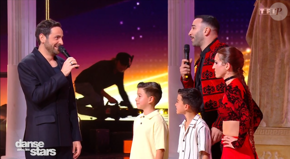 Adil Rami et ses jumeaux dans "Danse avec les stars", capture d'écran TF1.  Le 11 avril 2025.