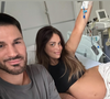Le couple, qui attend une petite fille pour début août, traverse une grossesse compliquée marquée par des nausées intenses, une phlébite, un col raccourci et une fissure de la poche des eaux.

Jordan Mouillerac et sa compagne en chambre d'hôpital. Capture Instagram Jordan Mouillerac