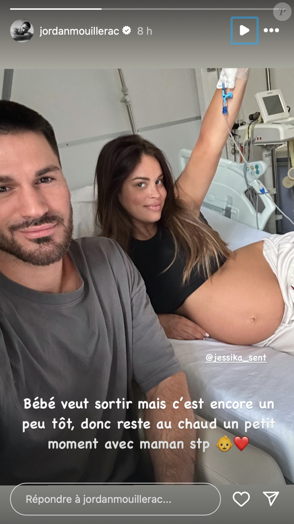 Le couple, qui attend une petite fille pour début août, traverse une grossesse compliquée marquée par des nausées intenses, une phlébite, un col raccourci et une fissure de la poche des eaux.

Jordan Mouillerac et sa compagne en chambre d'hôpital. Capture Instagram Jordan Mouillerac