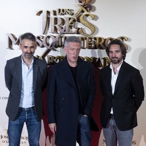Martin Bourboulon, Vincent Cassel, Dimitri Rassam - Première du film "Les Trois Mousquetaires : D'Artagnan" à Madrid. Le 12 avril 2023