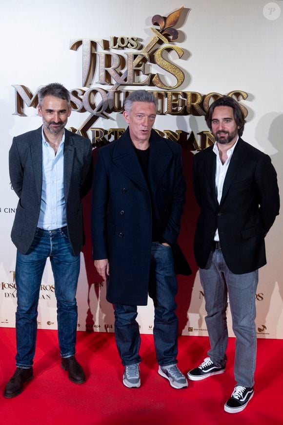 Martin Bourboulon, Vincent Cassel, Dimitri Rassam - Première du film "Les Trois Mousquetaires : D'Artagnan" à Madrid. Le 12 avril 2023