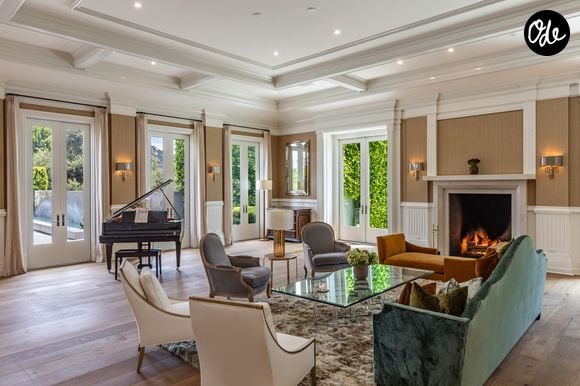 L’ancienne propriété de Ben Affleck et Jennifer Lopez à Beverly Hills s’étend sur près de deux hectares. La résidence compte 12 chambres, 24 salles de bains, une piscine à débordement, un vaste complexe sportif et un garage pouvant accueillir 12 voitures. Crédit photo : Simon Berlyn.