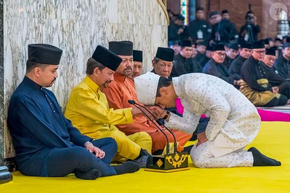 Il cumule de nombreux pouvoirs politiques et militaires tout en menant un train de vie extravagant, avec des palais dorés, 7 000 voitures de luxe et 20 jets privés. 

Le prince Abdul Mateen salue son père, le sultan Hassanal Bolkiah de Brunei, lors de la cérémonie de l'"Akad Nikah", au cours de laquelle le marié s'engage à accepter la main de la mariée devant des témoins et des religieux, dans le cadre du mariage royal de Brunei, du prince Abdul Mateen de Brunei et d'Anisha Rosnah, le 11 janvier 2024 à Bandar Seri Begawan, Brunei. Photo by Balkis Press/ABACAPRESS.COM