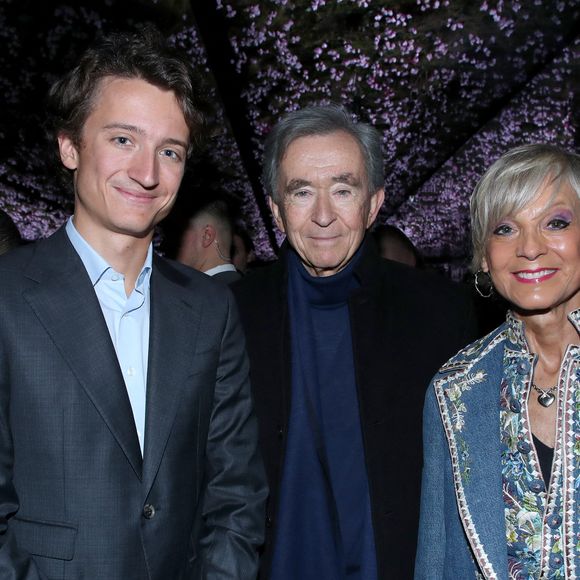 Dans une récente enquête de "Libération", elle était désignée comme la personne tentant de faire monter ses propres fils au sein du groupe, au détriment d'Antoine Arnault, né d'un précédent mariage de Bernard Arnault.

Jean Arnault avec ses parents Bernard Arnault et Hélène Arnault - Défilé de Mode Christian Dior - Front Row, Collection Haute Couture Printemps/Été 2026, dans le cadre de la Fashion Week de Paris, France, le 26 Janvier 2026. © Bertrand Rindoff / Bestimage