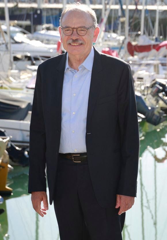 Ses balades lui permettent de découvrir l’architecture, les passants et les commerces qui évoluent au fil des années.

Jean-Pierre Darroussin de la série Monsieur
La 27e édition du Festival de la Fiction de La Rochelle, mercredi 17 septembre 2025. © Christophe Aubert via Bestimage