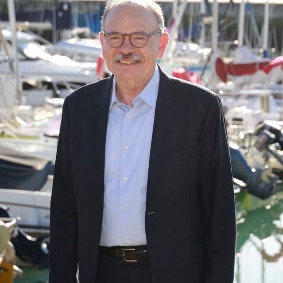 Ses balades lui permettent de découvrir l’architecture, les passants et les commerces qui évoluent au fil des années.

Jean-Pierre Darroussin de la série Monsieur
La 27e édition du Festival de la Fiction de La Rochelle, mercredi 17 septembre 2025. © Christophe Aubert via Bestimage