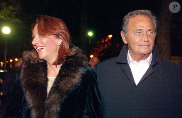 Auparavant, Roger Hanin n'avait officiellement qu'une fille, Isabelle.
L'acteur français Roger Hanin et sa fille assistent à la première de la pièce 'Les Montagnes russes' avec Alain Delon et Astrid Veillon, au Théâtre Marigny à Paris, France, le 18 octobre 2004. Photo de Giancarlo Gorassini/ABACA.