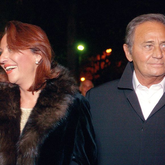 Auparavant, Roger Hanin n'avait officiellement qu'une fille, Isabelle.
L'acteur français Roger Hanin et sa fille assistent à la première de la pièce 'Les Montagnes russes' avec Alain Delon et Astrid Veillon, au Théâtre Marigny à Paris, France, le 18 octobre 2004. Photo de Giancarlo Gorassini/ABACA.