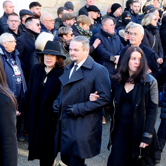 Jany Le Pen - Arrivées des membres de la famille Le Pen aux obsèques de Jean-Marie Le Pen en l'église Saint-Joseph à la Trinité-sur-Mer  le 11 juillet 2025. © Dominique Jacovides / Guillaume Collet / Bestimage