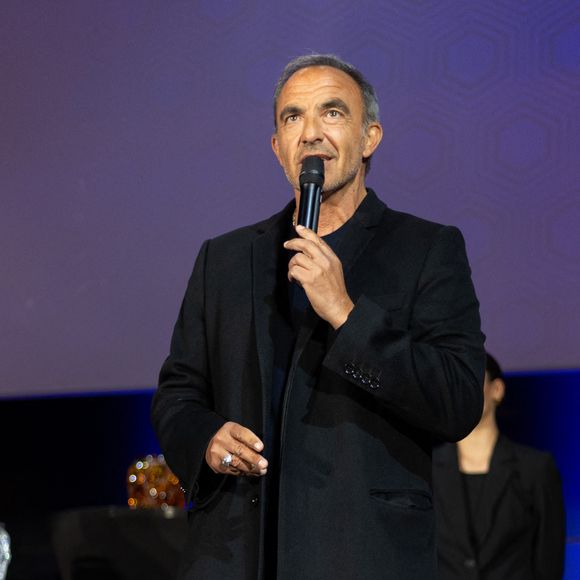 Le 16 juin, il a été invité sur C à Vous pour en faire la promotion

Nikos Aliagas assiste au « Multi Screen Grand Prix 2026 » à l'hôtel Pullman Paris Montparnasse, le 13 avril 2026 à Paris, en France. Photo de Nasser Berzane/ABACAPRESS.COM