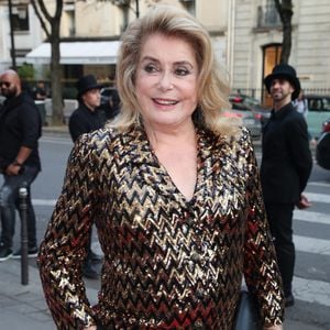 Catherine Deneuve arrive au "Concerto pour la Paix" organisé par Omar Harfouch au Théâtre des Champs Élysées à Paris, France, le 18 septembre 2024. © Bertrand Rindoff / Bestimage