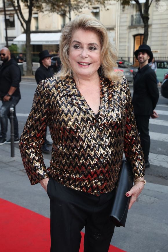 Catherine Deneuve arrive au "Concerto pour la Paix" organisé par Omar Harfouch au Théâtre des Champs Élysées à Paris, France, le 18 septembre 2024. © Bertrand Rindoff / Bestimage
