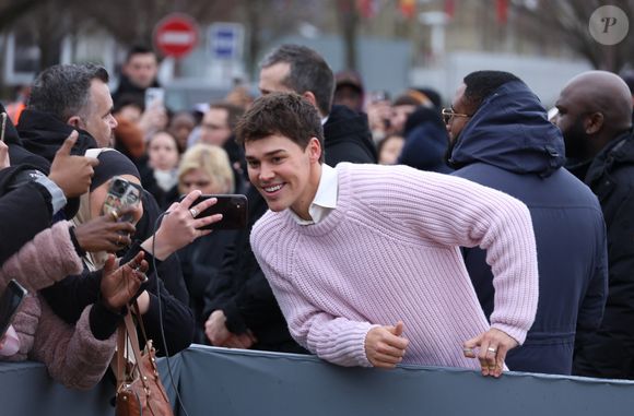 Noah Beck - Arrivées au défilé Dior Homme à l'École-Militaire lors de la semaine de la mode masculine automne/hiver 2025-2026 à Paris, France, le 24 janvier 2025. © Denis Guignebourg/Bestimage