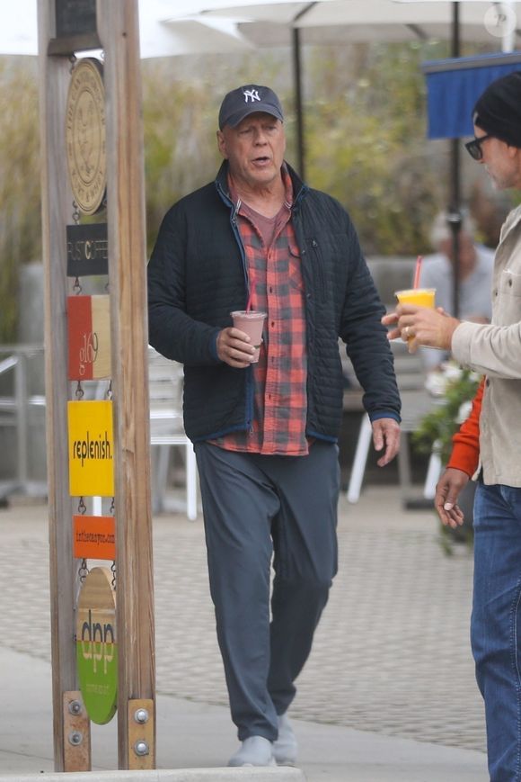 Bruce Willis a annoncé sa retraite en 2022

Exclusif - Bruce Willis profite de la brise océanique alors qu'il est aperçu en train de prendre son petit-déjeuner avec quelques amis à Santa Monica