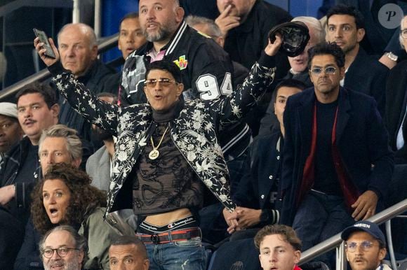 Saïd Taghmaoui, Jamel Debbouze et son fils Léon Debbouze lors du match retour de la Ligue Des Champions 2024-2025 (LDC) "PSG - Arsenal" (2-1) au Parc des Princes à Paris le 7 mai 2025.

© Cyril Moreau/Bestimage
