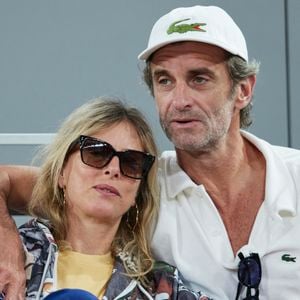 Manuel, le frère de Fanny, fils de Daniel est quant à lui marié à Karin Viard.

Karin Viard et son mari Manuel Herrero - Célébrités dans les tribunes des Internationaux de France de tennis de Roland Garros 2024 à Paris le 26 mai 2024. © Moreau-Jacovides/Bestimage