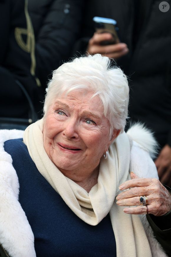 et dévoile son secret pour rester en forme !

Line Renaud - Line Renaud, 97 ans, a inauguré un jardin public qui porte son nom, à Lille, France, le mercredi 17 décembre 2025.

© Claude Dubourg/Bestimage