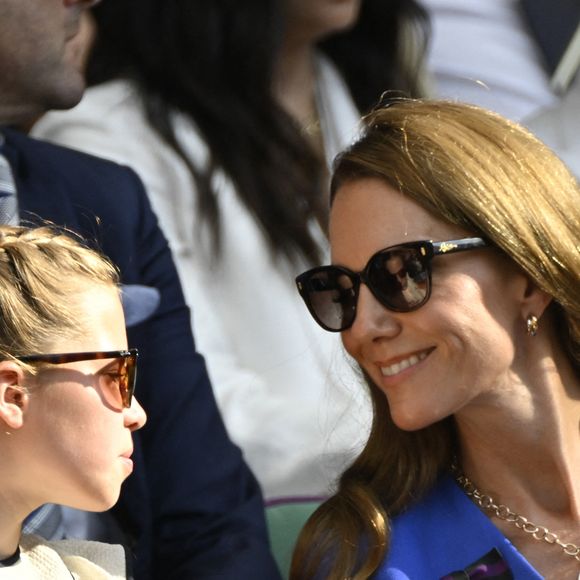 Les parents ont demandé à ce qu'il en signe également une pour le jeune Louis malgré son absence

La princesse Charlotte de Galles, Catherine (Kate) Middleton, princesse de Galles - Personnalités à la finale homme du tournoi de tennis de Wimbledon le 13 juillet 2025.

© Chryslène Caillaud / PsnewZ / Bestimage