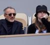 Elie Semoun et sa compagne Aude dans les tribunes au même moment dans les tribunes des Internationaux de France de tennis de Roland Garros 2024 à Paris, France, le 2 juin 2024. © Jacovides-Moreau/Bestimage