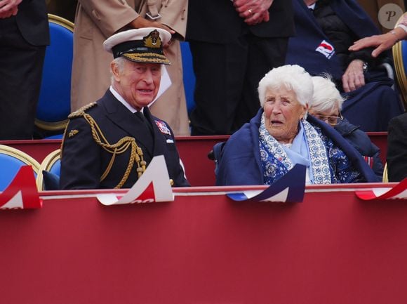 Le roi Charles III d'Angleterre, Joy Trew - Le roi Charles III s'adresse à l'ancienne combattante Joy Trew lors du défilé militaire organisé à l'occasion du 80e anniversaire du jour de la Victoire en Europe, en l'honneur de ceux qui ont servi pendant la Seconde Guerre mondiale, au palais de Buckingham, le 5 mai 2025, à Londres, en Angleterre. (Mirrorpix / Bestimage)