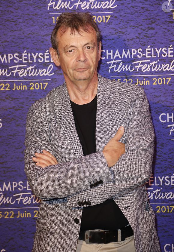 Pierre Lemaitre lors du photocall pour l'ouverture du 6ème "Champs-Elysées Film Festival" à Paris, le 15 juin 2017.
© Marc Ausset-Lacroix/Bestimage