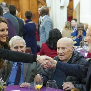 La princesse de Galles tend la main à Sabit Jakupovic lors d'une cérémonie au Guildhall de Londres, pour commémorer la Journée de la mémoire de l'Holocauste et le 80e anniversaire de la libération d'Auschwitz-Birkenau. Lundi 27 janvier 2025. Londres, Royaume-Uni. Photo by Arthur Edwards/The Sun/PA Wire/ABACAPRESS.COM