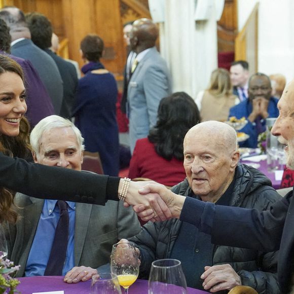 La princesse de Galles tend la main à Sabit Jakupovic lors d'une cérémonie au Guildhall de Londres, pour commémorer la Journée de la mémoire de l'Holocauste et le 80e anniversaire de la libération d'Auschwitz-Birkenau. Lundi 27 janvier 2025. Londres, Royaume-Uni. Photo by Arthur Edwards/The Sun/PA Wire/ABACAPRESS.COM