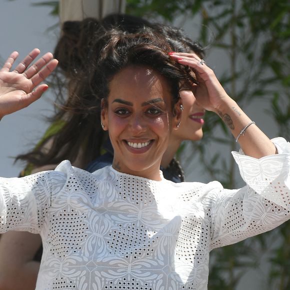 Amel Bent arrive au photocall du film "Ma Frère" (Cannes Première) lors du 78ème Festival International du Film de Cannes, le 22 mai 2025. 
© Lionel Urman / Bestimage