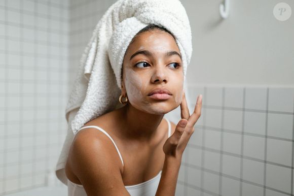 Une routine plus simple qui limite les irritations.

Ron Lach sur pexels