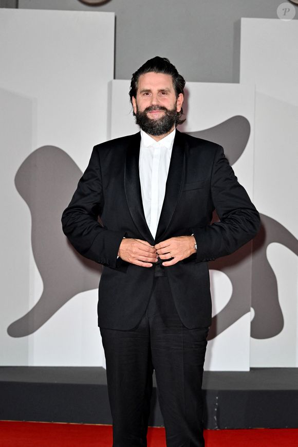 Justement, une scène a été tournée le 30 novembre dernier pendant le match de foot FC Lorient-Nice au stade du Moustoir. 

Grégoire Ludig : Venise, 81ème Festival du Film de Venise 2024 - tapis rouge du film Three Friends (Trois Amies) Pictured Grégoire Ludig © Simone Comi-IPA / Zuma Press / Bestimage