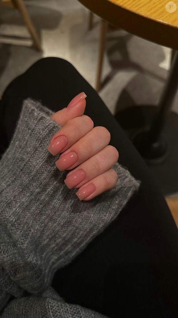 Les “jelly nails” font aussi sensation cet été. Avec leur effet translucide et glossy, ils modernisent complètement les manucures classiques.

Daria Dvoryanskaya sur Unsplash