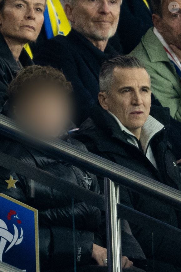 Guillaume Canet et ses enfants Marcel et Louise dans les tribunes du match de qualification de la Coupe du monde 2026 entre la France contre l'Ukraine (4-0) au Parc des Princes à Paris le 13 novembre 2025. © Cyril moreau/Bestimage