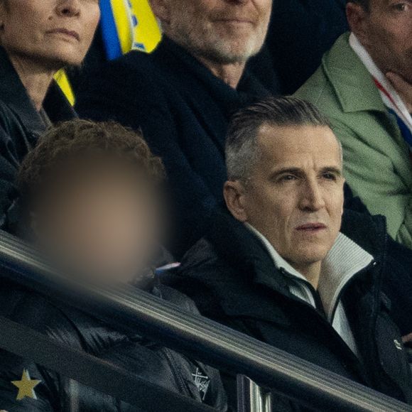 Guillaume Canet et ses enfants Marcel et Louise dans les tribunes du match de qualification de la Coupe du monde 2026 entre la France contre l'Ukraine (4-0) au Parc des Princes à Paris le 13 novembre 2025. © Cyril moreau/Bestimage