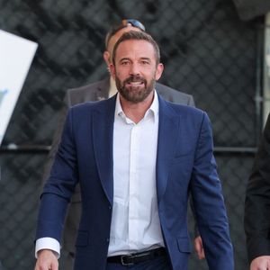 Hollywood, CA Ben Affleck a surpris les fans et les photographes par son attitude inhabituellement joyeuse à son arrivée au Jimmy Kimmel Live. Backgrid USA / Bestimage