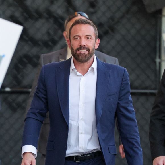 Hollywood, CA Ben Affleck a surpris les fans et les photographes par son attitude inhabituellement joyeuse à son arrivée au Jimmy Kimmel Live. Backgrid USA / Bestimage