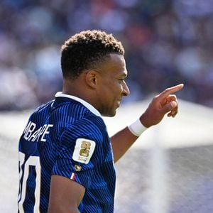 En fait, le joueur a mimé une flûte traversière devant les caméras, loin de ses habitudes

Le Français Kylian Mbappé fait un geste lors d'un match de football de la phase de groupes de la Coupe du monde masculine de la FIFA 2026 opposant le Brésil au Maroc au New York New Jersey Stadium, à East Rutherford, le 16 juin 2026. © PsnewZ/Bestimage
