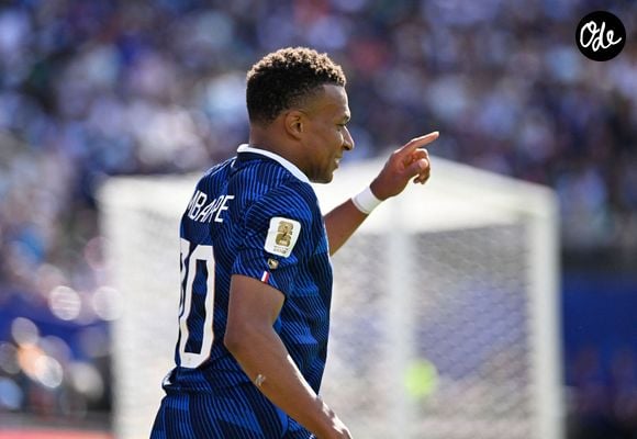 En fait, le joueur a mimé une flûte traversière devant les caméras, loin de ses habitudes

Le Français Kylian Mbappé fait un geste lors d'un match de football de la phase de groupes de la Coupe du monde masculine de la FIFA 2026 opposant le Brésil au Maroc au New York New Jersey Stadium, à East Rutherford, le 16 juin 2026. © PsnewZ/Bestimage