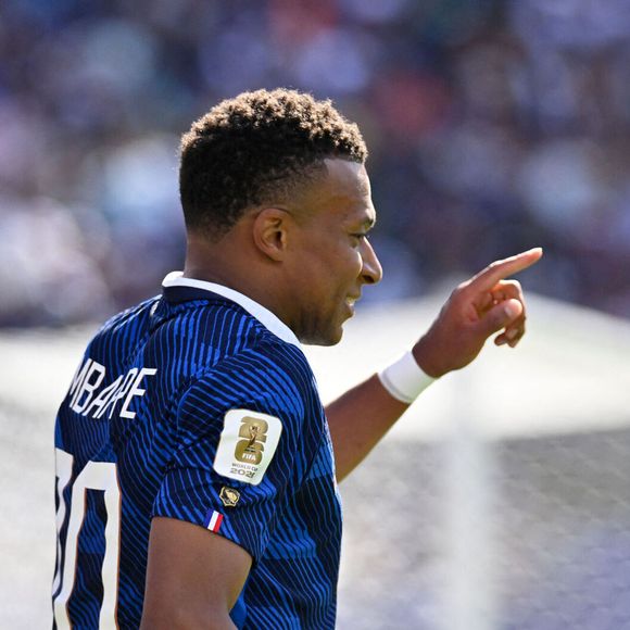 En fait, le joueur a mimé une flûte traversière devant les caméras, loin de ses habitudes

Le Français Kylian Mbappé fait un geste lors d'un match de football de la phase de groupes de la Coupe du monde masculine de la FIFA 2026 opposant le Brésil au Maroc au New York New Jersey Stadium, à East Rutherford, le 16 juin 2026. © PsnewZ/Bestimage