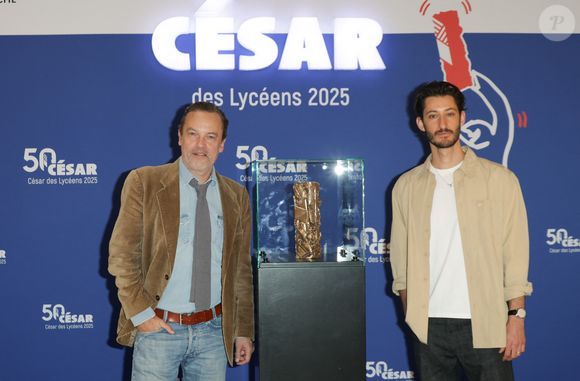 Patrick Mille et Pierre Niney - Le "César des Lycéens 2025" a été remis, au sein du Grand Amphithéâtre de la Sorbonne, au film "Le Comte de Monte-Cristo" réalisé par M. Delaporte et A. de La Patellière, produit par D. Rassam et J. Seydoux, Paris le 26 mars 2025.
© Coadic Guirec/Bestimage