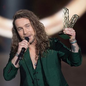Inspiré par l’amour, les souvenirs et la rupture, l’album rencontre un immense succès auprès du public.

Julien Dore reçoit le prix de la meilleure création audiovisuelle de l'année lors de la 36e édition des Victoires de la Musique, à la Seine Musicale, le 12 février 2021 à Boulogne-Billancourt, en France. Photo de David Niviere/Abaca