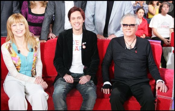Stone, Charden et leur fils Baptiste sur le plateau de Vivement Dimanche en 2008
 © Guillaume Gaffiot/Bestimage