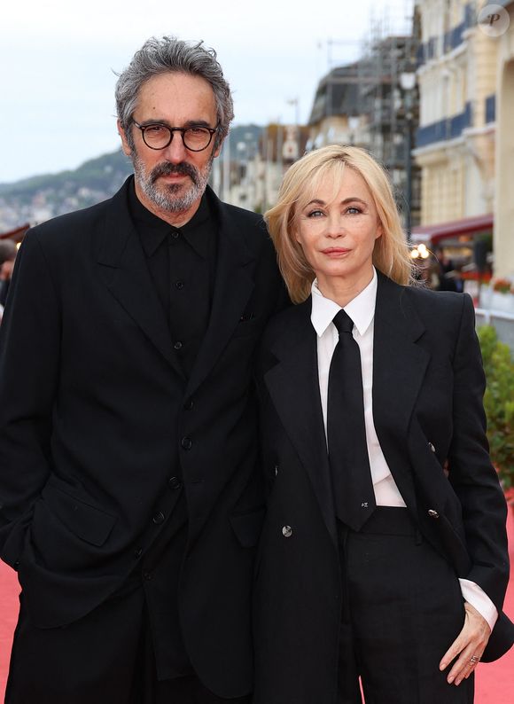 Frédéric Chaudier et Emmanuelle Béart sur le tapis rouge de la cérémonie de clôture du 38ème festival du film de Cabourg, France, le 15 juin 2024. Les Journées romantiques du 38ème Festival du film de Cabourg (Calvados) auront lieu du 12 au 16 juin. © Coadic Guirec/Bestimage