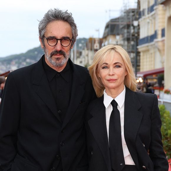 Frédéric Chaudier et Emmanuelle Béart sur le tapis rouge de la cérémonie de clôture du 38ème festival du film de Cabourg, France, le 15 juin 2024. Les Journées romantiques du 38ème Festival du film de Cabourg (Calvados) auront lieu du 12 au 16 juin. © Coadic Guirec/Bestimage